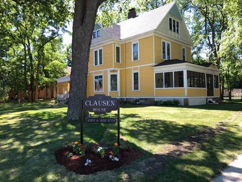 The Clausen House-Historic home close to the lake!