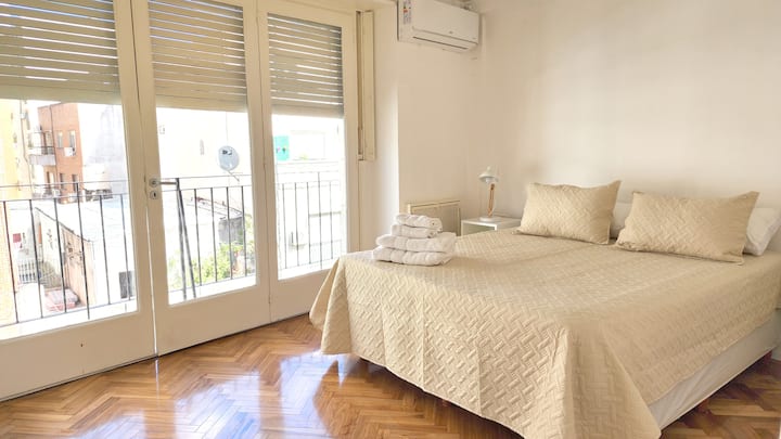 Chumba cha kulala cha Master kilicho na kitanda maradufu na kabati. Kiyoyozi.