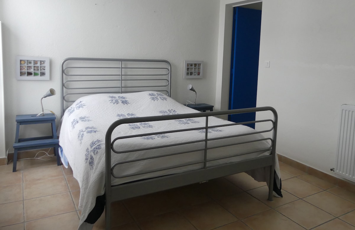 Dormitorio con acceso directo al baño 