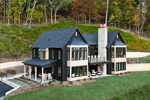 Luxury Home w/ Stunning Views – Sleeps 16