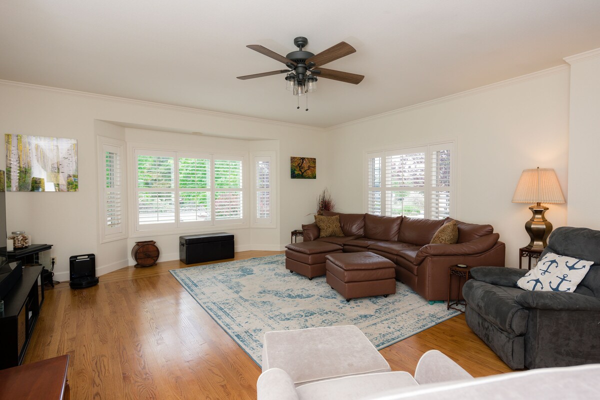 Successful Airbnb property: Large Charming Home Surrounded by a Vineyard in Sonoma County