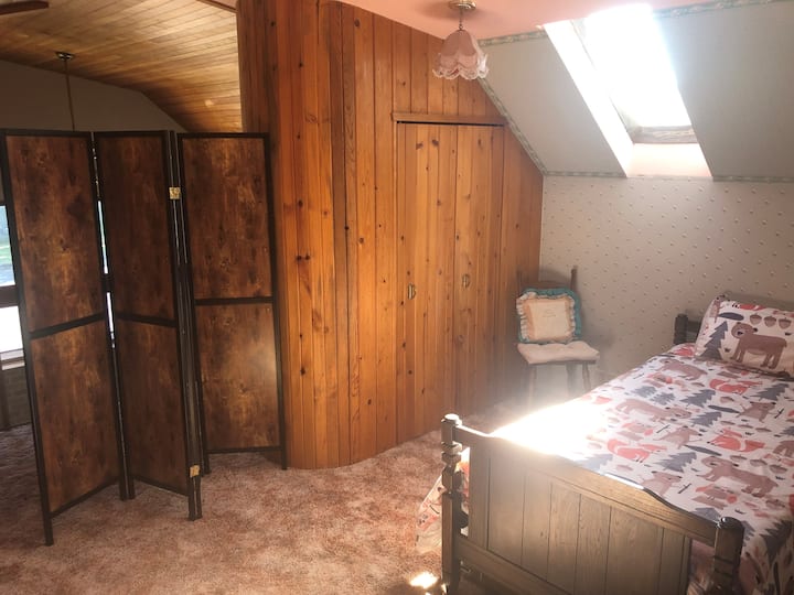 三楼双床卧室，配有天窗、阳台和隐私屏幕