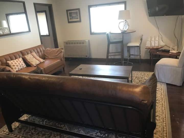 sala con wifi, televisión y futón