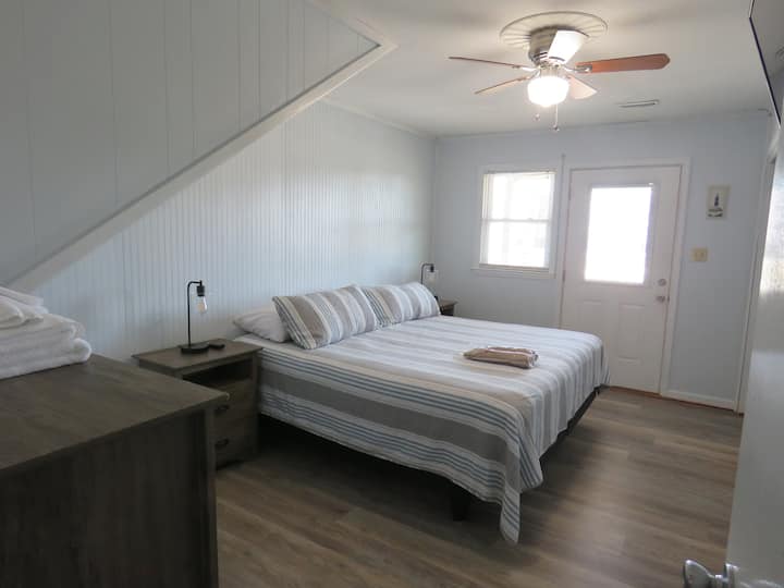 تحتوي غرفة النوم التي تحتوي على سرير كينج أيضًا على مدخل خاص 