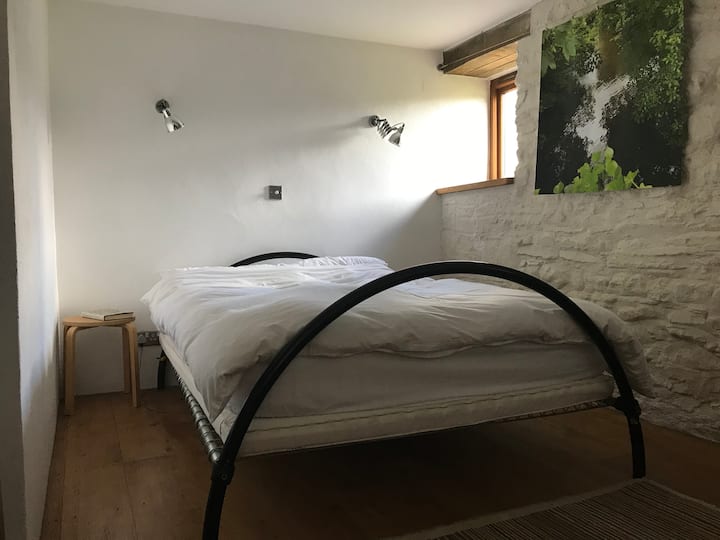 Hlavná spálňa - prízemie. Zatemnené rolety zobrazujú neďalekú rieku Fowey.