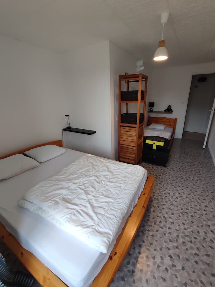 Spavaća soba 3 . Krevet 140 cm + krevet od 90 cm