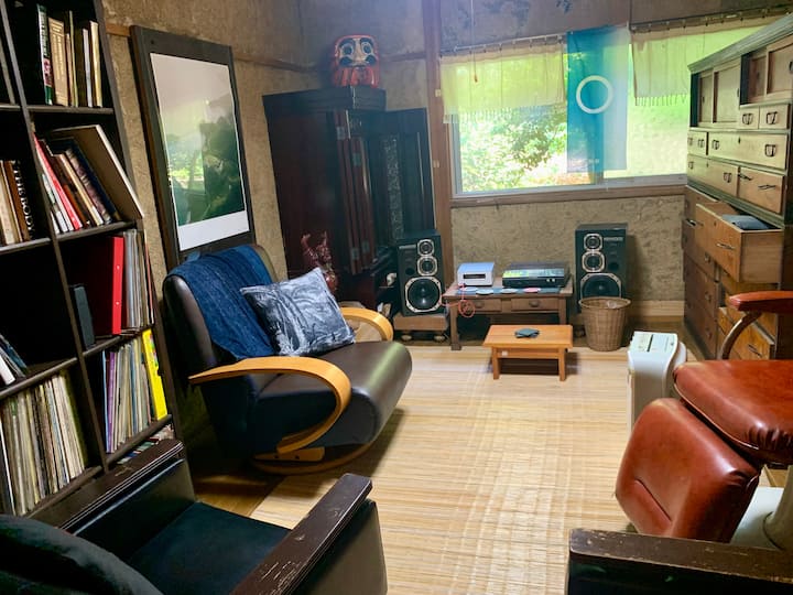 Salle de repos et de détente ; beaucoup de livres sur les îles Art, design japonais, etc., et disques vinyles (principalement classiques) (que j'essaie de répertorier).  Vous pouvez également connecter votre iPhone via un câble pour un son incroyable.