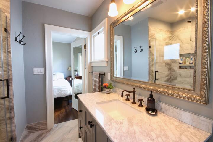 1926 Ballard • Sunset Hill • A/C • EV • Fireplace! gallery image 4