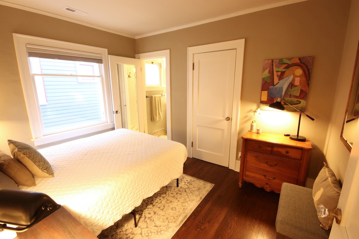 Bedroom #2 (Queen) ensuite on main level 