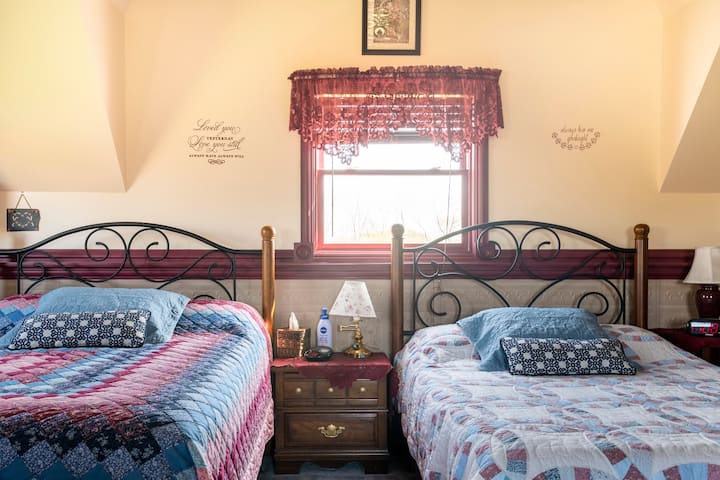 Голема спална соба - брачен кревет (широк 180-220 см) и брачен