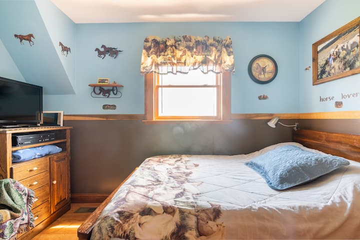 Мала спална соба - брачен кревет (широк 125 - 149 см)