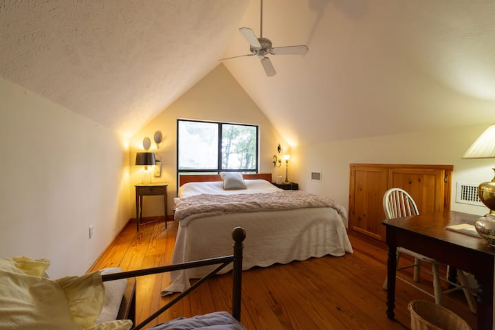 לופט עם מיטת קינג סייז ומיטת טראנדל.