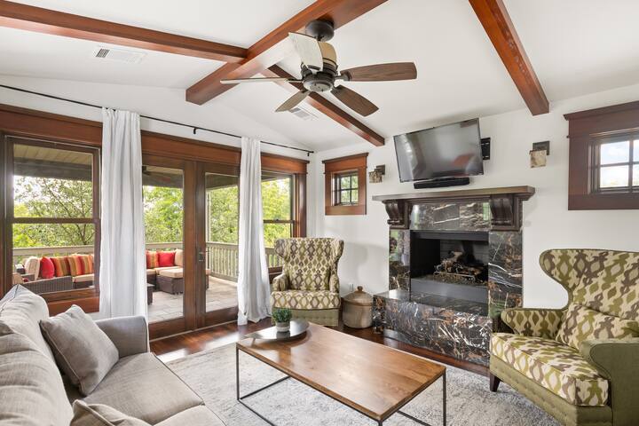 Luxury Downtown Retreat Walking Distance to Events gallery image 3