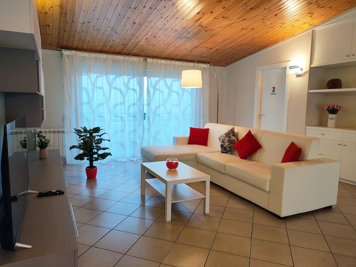 Gli ospiti vengono accolti in un ampio e luminoso salone