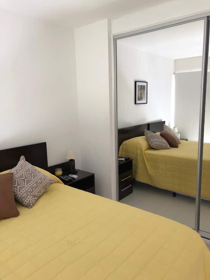 Dormitorio con Placard , aire acondicionado y TV con cable.