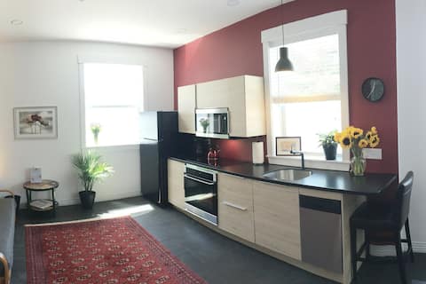 Popular Airbnb listing: Sunny Apt, 7 mins to Downtown, W/D, Café in South Portland