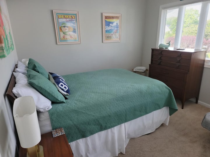 Spálňa 1 - 2. poschodie, futón na spanie s manželskou posteľou Queen a 43-palcová inteligentná požiarna televízia