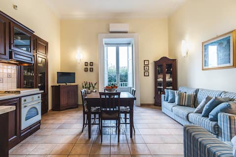 Top Airbnb: Apartment with balcony on Piazza Tasso, 4 guests a Sorrento