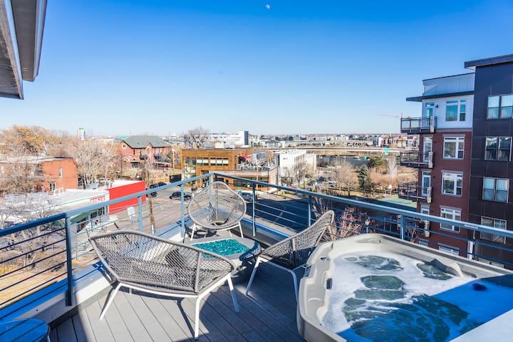 Lower Highlands 3 Level w/ Rooftop Views & Hot Tub gallery image 2