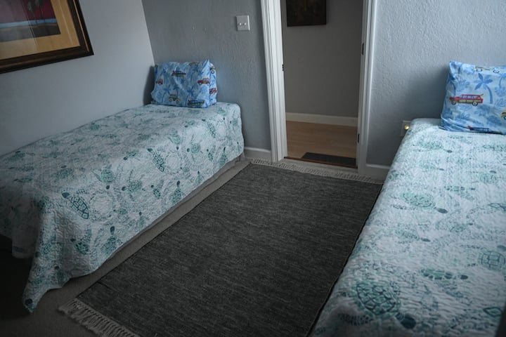 غرفة نوم أصغر بسريرين توأمين 