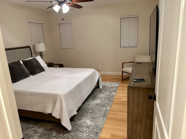 Chumba cha kulala #3, master.   Cal king memory foam bed, Hunter fan, 50” 4k tv with soundbar, 2 huge walk in closets.