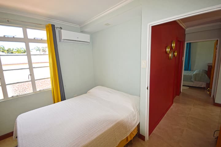 Поглед кон преминот помеѓу двете спални соби