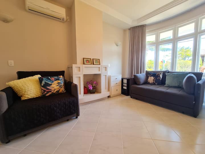 Sala se tv s 1 rozkladacou pohovkou pre dve osoby a jednolôžkom.