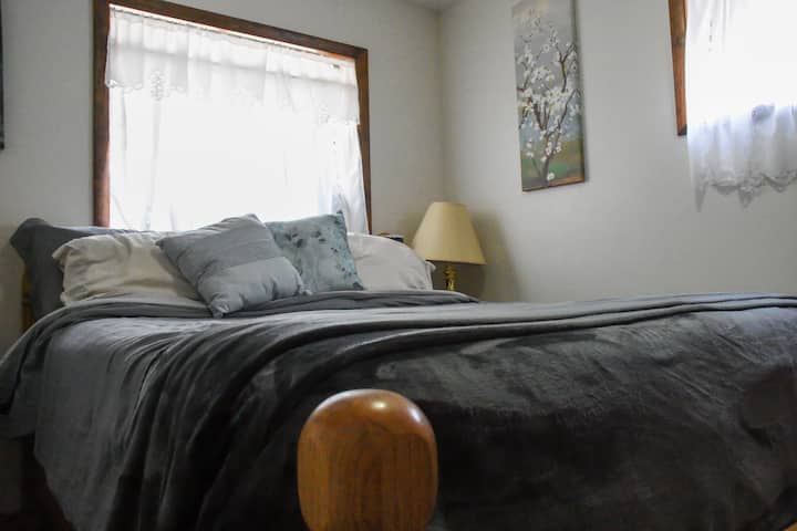 Პირველი საძინებელი საწოლით.