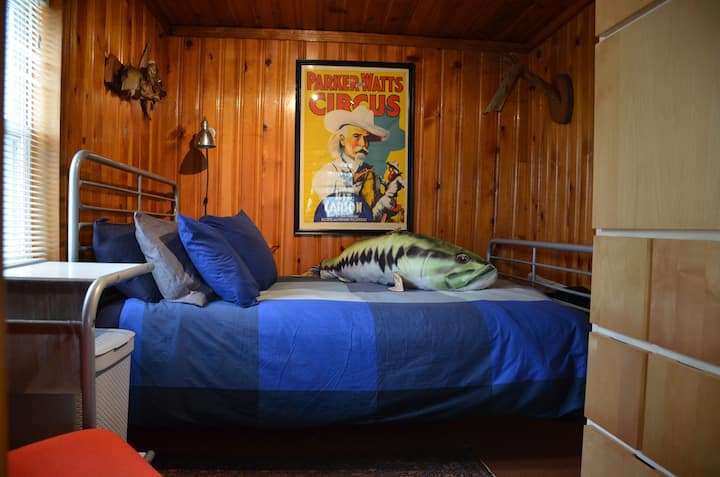 Queensize-seng og skab.