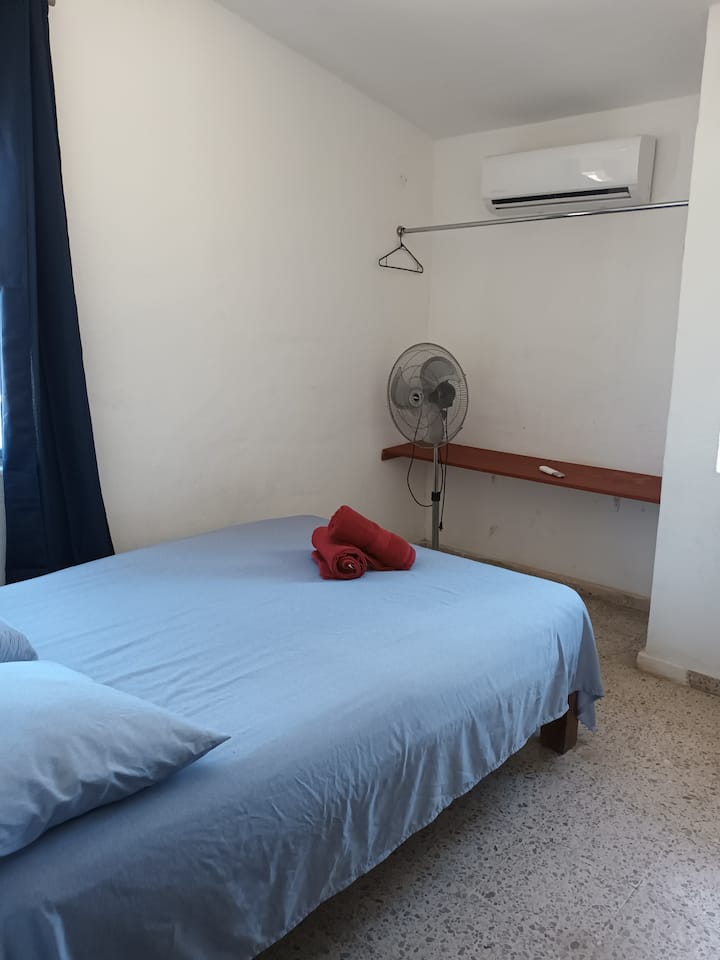 Quarto exclusivo com ar condicionado, quarto duplo no 1º andar.
Único quarto com A/C, quarto duplo no 1º andar.