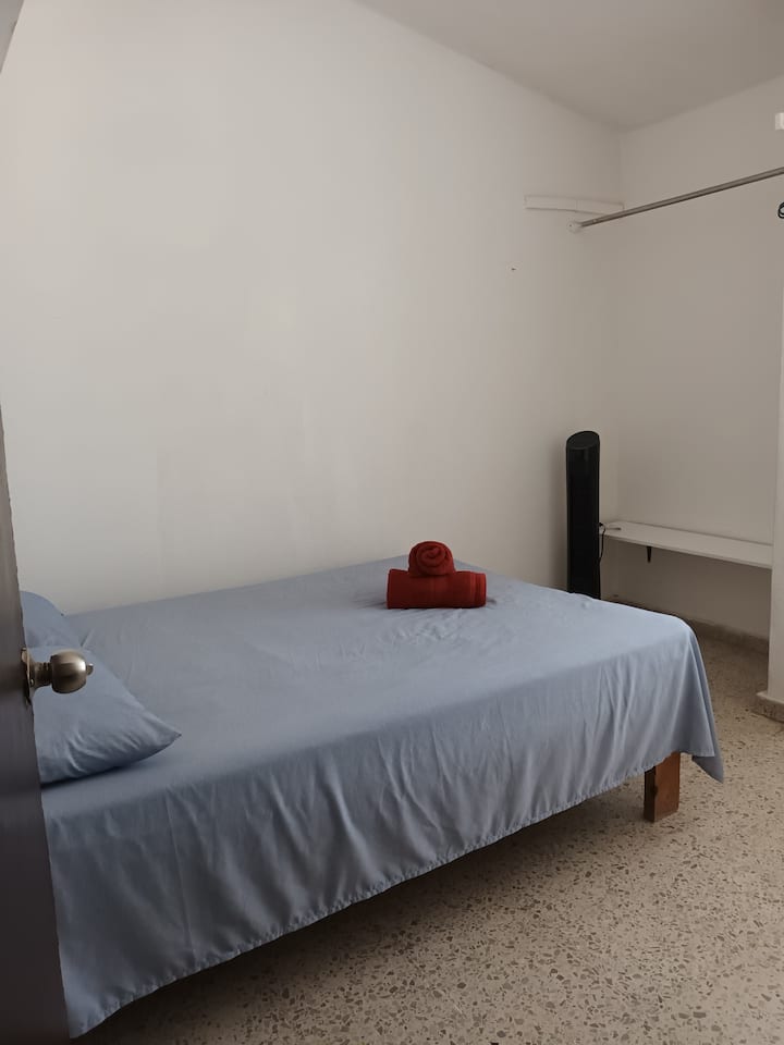Quarto duplo, com escrivaninha para trabalhar.
Quarto duplo, com uma escrivaninha para trabalhar.