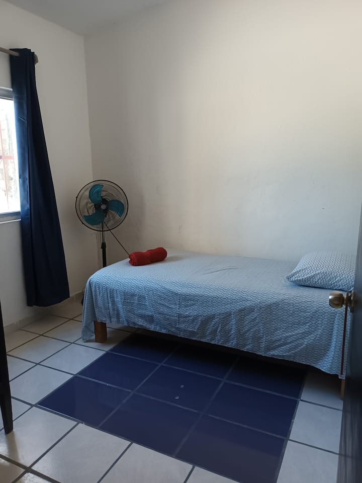 Quarto com cama de solteiro.
Quarto individual.