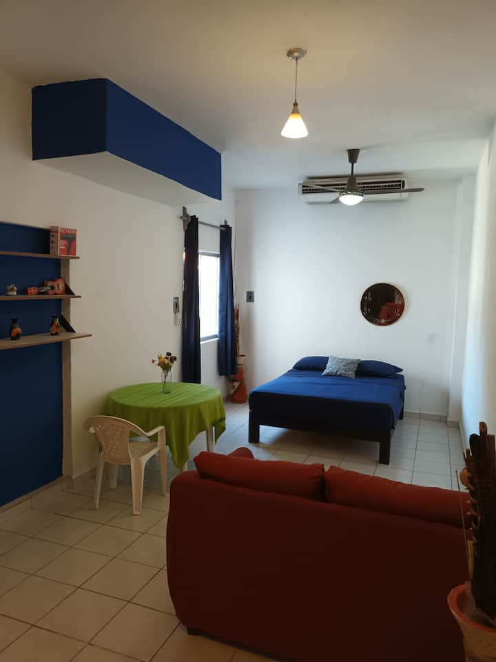 Quarto com cama queen size e poltrona para 2 pessoas (conectado à sala de jantar, sem porta)
Quarto com cama queen size e sofá para 2 pessoas. (conectado à sala de jantar, sem porta)