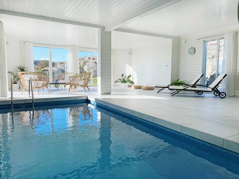 Luxurious house, pool, sauna and a magic sea view.