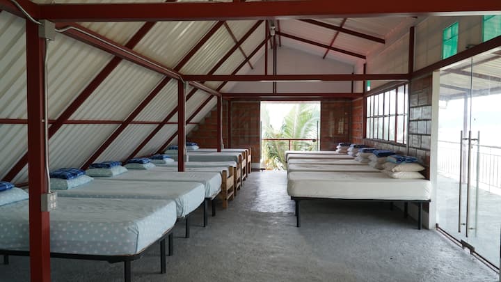 Large dorm with 14 single beds + private bathroom – affordable for big teams
