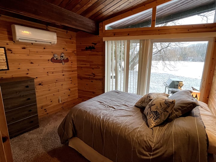Dormitorio con cama de matrimonio.