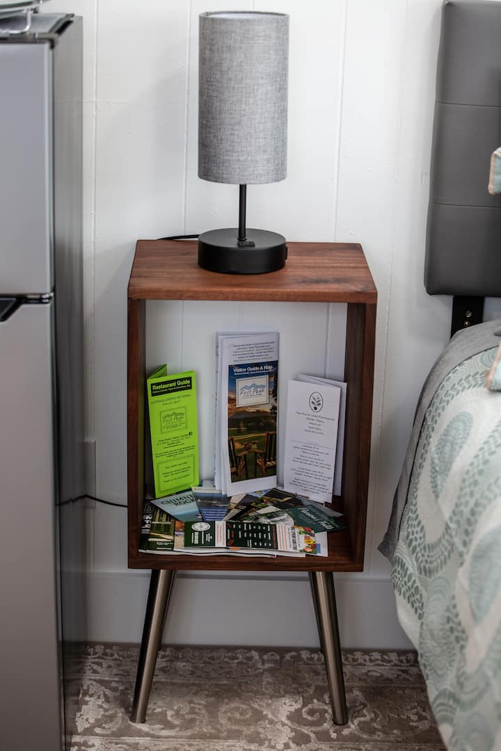 โคมไฟบนแท่นวางตอนกลางคืนเปิดใช้งานระบบสัมผัส โคมไฟแต่ละดวงมีพอร์ตชาร์จ USB สองพอร์ตและเต้าเสียบ 110 หนึ่งช่องสำหรับชาร์จอิเล็กทรอนิกส์