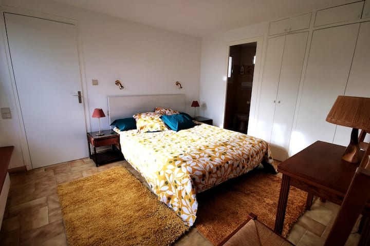 Спална соба со брачен кревет (160 см)