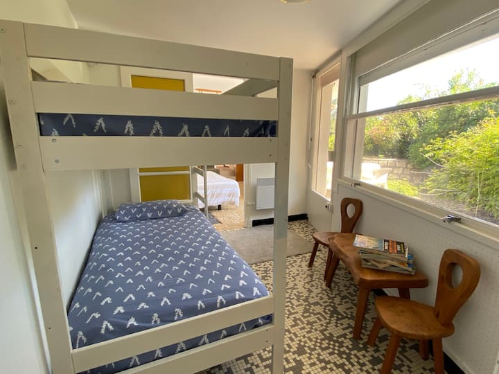 Детска спална соба со туш кабина и тоалет.