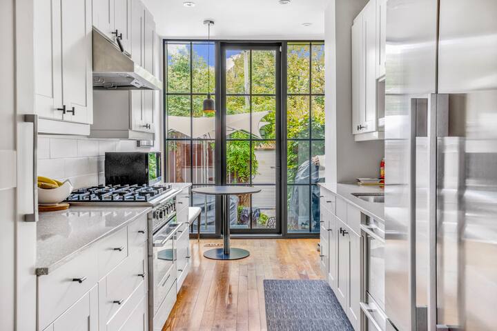 Stylish 1870s Home near Distillery District & Old Toronto gallery image 4