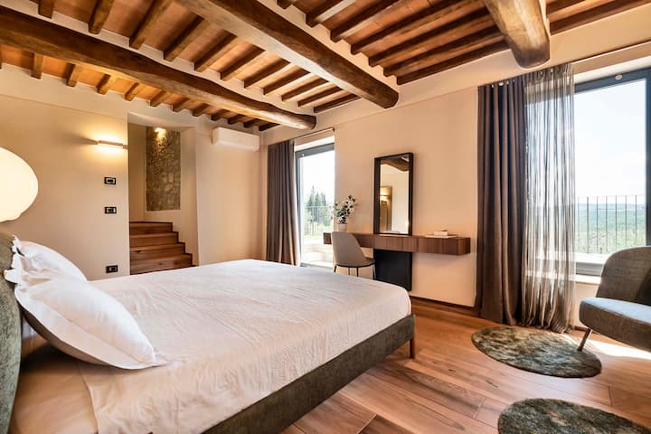 Casa de campo Dormitorio 6 con súper cama, baño privado, aire acondicionado y calefacción por suelo radiante, productos de baño y zapatillas. Vestidor, mininevera e instalaciones para hacer café.