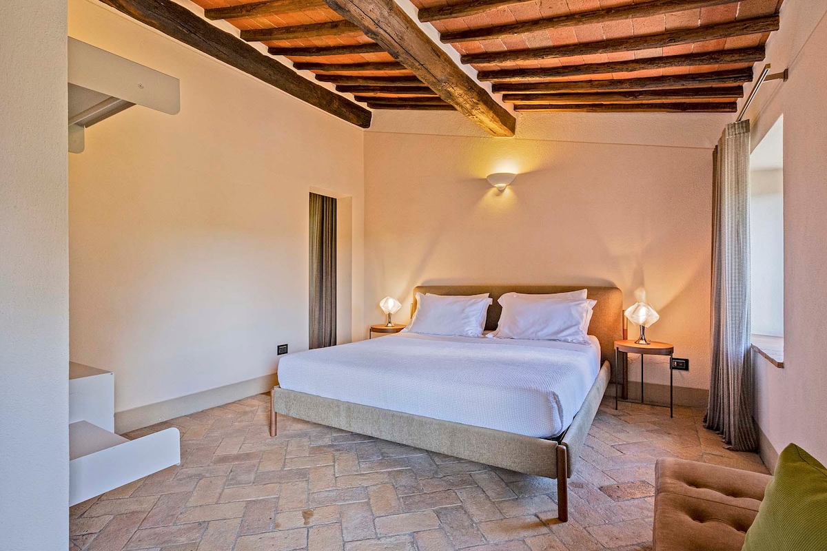 Bedroom 4 with en-suite bathroom Main Villa
with airconditioning and underfloor heating, bathroom products and slippers