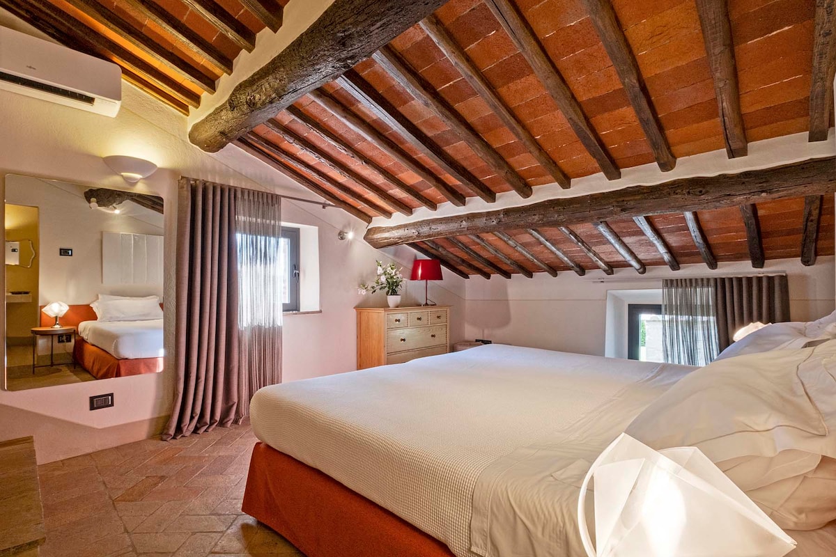 Bedroom 5 Bedroom with en-suite bathroom, king or twin, with air-conditioning and underfloor heating, bathroom products and slippers