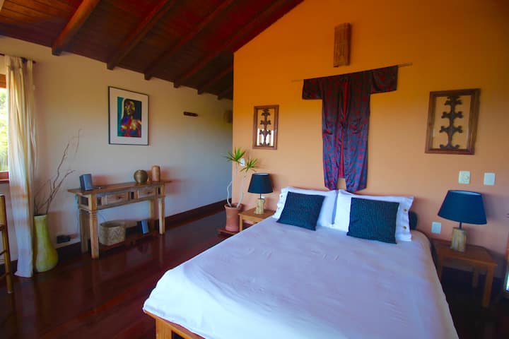 房子上方的阁楼设有私人露台和厨房，可接待8位房客。 （阁楼位于房子上方，带露台和额外的厨房，超过8位房客）。