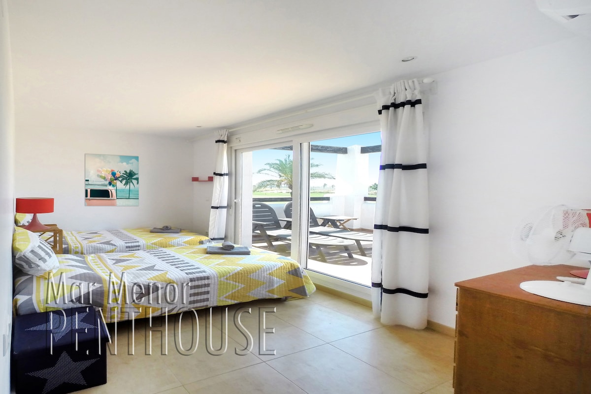 Air-conditioned twin bedroom with direct access to the terrace.