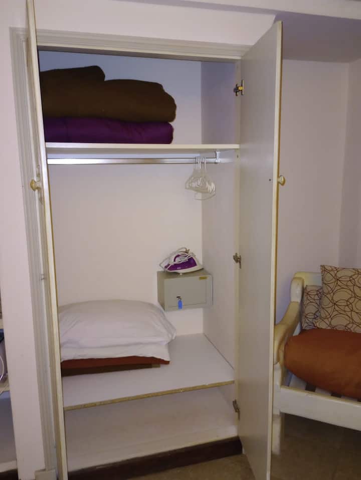 Placard con caja fuerte