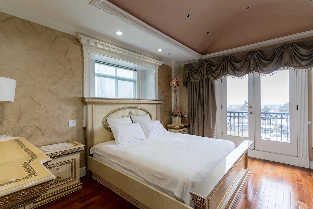 Dormitorio principal con balcón Princess con vistas al río Fraserview