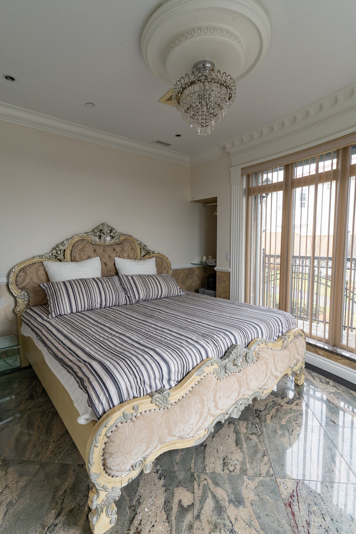 Dormitorio en el piso principal con cama tamaño Queen.