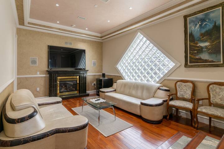 Fraserview home 15mins from airport/20mins from DT gallery image 2