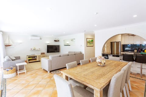 Top Airbnb: Little Cove@Noosa Heads. Ocean views walk to beach in Noosa Heads